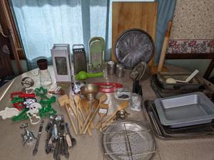 lot 51 image: Large Lot of Kitchenware & Cookie Cutters
