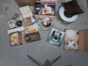 lot 189 image: Assorted Kitchen Gadgets and Servingware