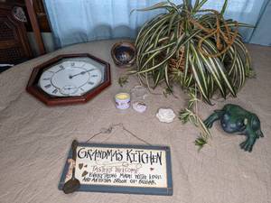 lot 65 image: Various Home Decor Items