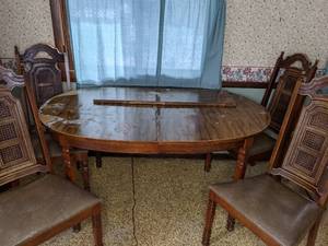 lot 66 image: Vintage Dining Table w Leaf and Six Chairs