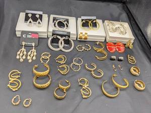lot 82 image: 25 Pairs of Earrings (Mostly Hoops)