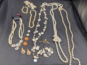 lot 83 image: Lot of Faux Pearl Costume Jewelry
