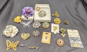 lot 87 image: Lot of Costume Jewelry Mostly Brooches