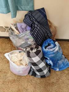 lot 122 image: Blankets (One Electric), Vintage Sleepwear, Et Cetera