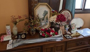 lot 124 image: Wall Art, Faux Flowers & Home Decor Lot