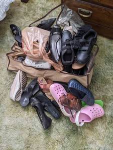 lot 127 image: Lot of Womens Shoes