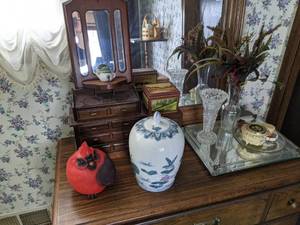 lot 133 image: Miscellaneous Decor Items