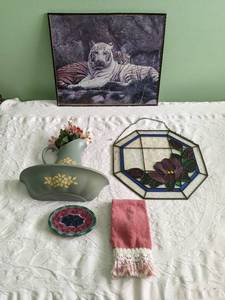 lot 136 image: Assorted Decor Items