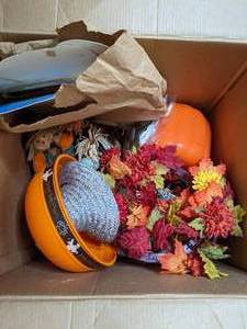 lot 173 image: Thanksgiving Decorations