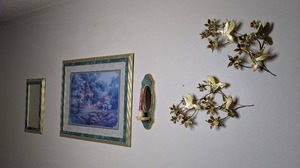 lot 192 image: Nine Piece Wall Decor Lot (see photos)