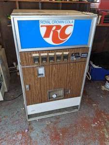 lot 3 image: Vintage RC Cola Beverage Machine