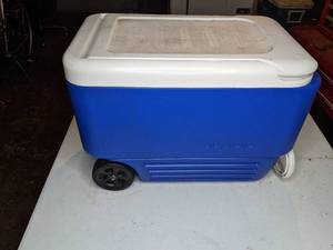 lot 202 image: Rolling Igloo Cooler with Handle