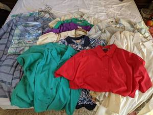 lot 106 image: Lot of Ladies Short Sleeve Button Up Shirts