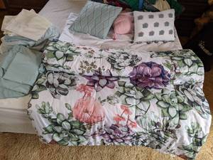 lot 112 image: Lot of Queen Size Bedding and Throw Pillows