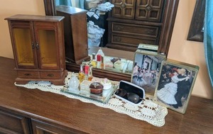 lot 119 image: Vintage Vanity Items & Decor