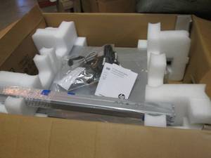 lot 52 image: (D-1) HP 2U Rack Bezel Option...