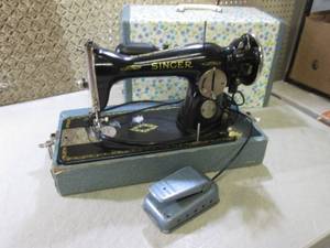 lot 62 image: (D-2) Vintage Singer Portable Sewin...