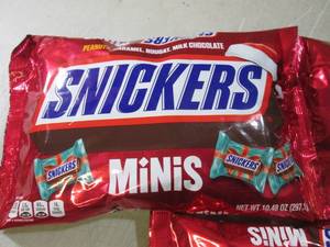 lot 104 image: (B-1) 3 Bags of Snickers Minis Cand...
