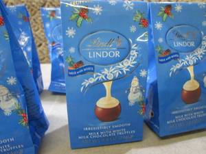 lot 120 image: (B-3) 11 Lindor Truffles Best by Ma...