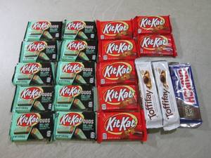 lot 221 image: (B-1) Assorted Candy Bars Past Date...