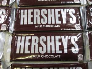 lot 224 image: (B-1) 20 Hersheys Candy Bars Best b...