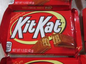 lot 229 image: (B-1) 20 Kit Kat Candy Bars Best By...