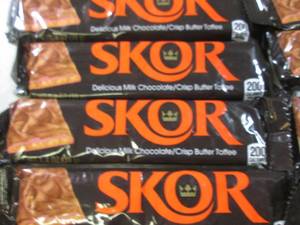 lot 235 image: (B-1) 20 Skor Candy Bars Best by No...