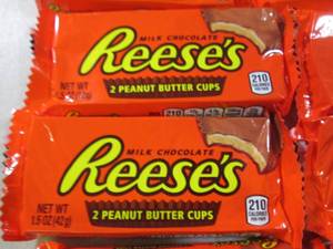 lot 237 image: (B-1) 20 Reeses Peanut Butter Cups ...