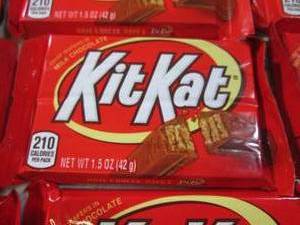 lot 239 image: (B-1) 20 Kit Kat Candy Bars Best by...