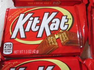 lot 240 image: (B-1) 20 Kit Kat Candy Bars Best by...