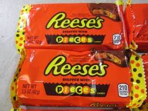 lot 242 image: (B-1) 20 Reeses Peanut Butter Cups ...