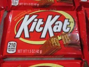 lot 244 image: (B-1) 20 Kit Kat Candy Bars Best by...