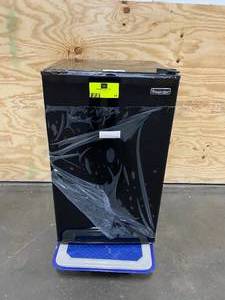 lot 61 image: MAGIC CHEF 3.3 cu. ft. Mini Fridge in Black
