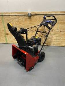 lot 6 image: TORO SnowMaster 724 QXE 24 in. 212cc Single-Stage Gas Snow Blower
