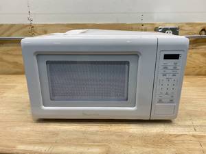 lot 73 image: MAGIC CHEF 0.7 cu. ft. Countertop Microwave in White