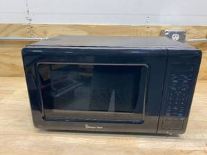 lot 74 image: MAGIC CHEF 0.7 cu. ft. Countertop Microwave in Black with Gray Cavity