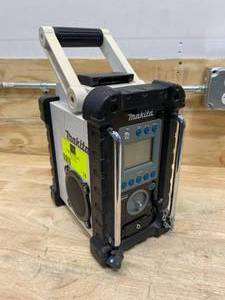 lot 78 image: MAKITA 18-Volt LXT Lithium-Ion Cordless Job Site Radio (Tool-Only)