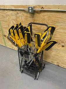 lot 125 image: TRUE TEMPER Lot of 18-  36 in. Scratch-Free Snow Brushs