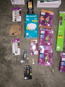 LOT OF VARIOUS ASSORTED LIGHT BULBS. SEE PICTURES