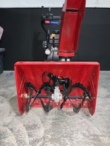 TORO POWER MAX 824 OE 24IN. 252CC TWO STAGE ELECTRIC  START GAS SNOW BLOWER. SEE PICTURES