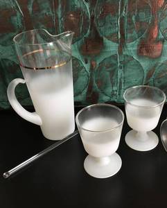 lot 18 image: Vintage Blendo pitcher with (2) goblets.