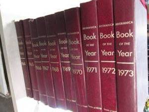 lot 32 image: Lot of Vintage Britannicas Book o...