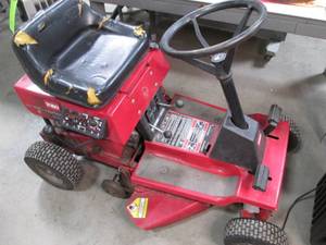lot 60 image: Toro Wheel Horse 8-25 Riding Lawnmo...