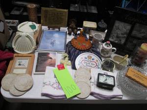 lot 100 image: Huge household dcor lot with both...