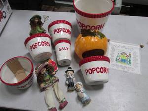lot 121 image: Set of Ceramic Popcorn bowls as wel...