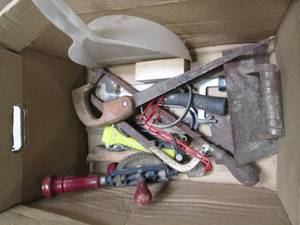 lot 122 image: Lot of misc hand tools, saw, hammer...