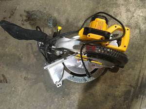 Dewalt 15 Amp Corded 10 in. Compound Single Bevel Miter Saw in very good condition