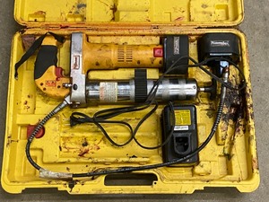 lot 26 image: Lil-Max Cordless Grease Gun Set