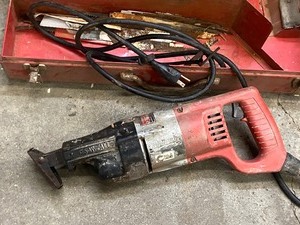 lot 28 image: Milwaukee Heavy Duty Sawzall With Case