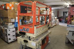 1998 JLG 24VDC Electric Lift 69Lx33Wx76H 1532-E
